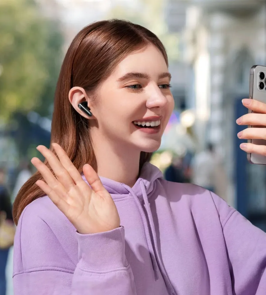 دختر در حال تماس تصویری با استفاده از هندزفری Anker Soundcore P40i مشکی در فضای باز