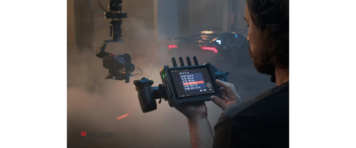 کنترل بیسیم گیمبال DJI RS 4 Pro با استفاده از مانیتور حرفهای