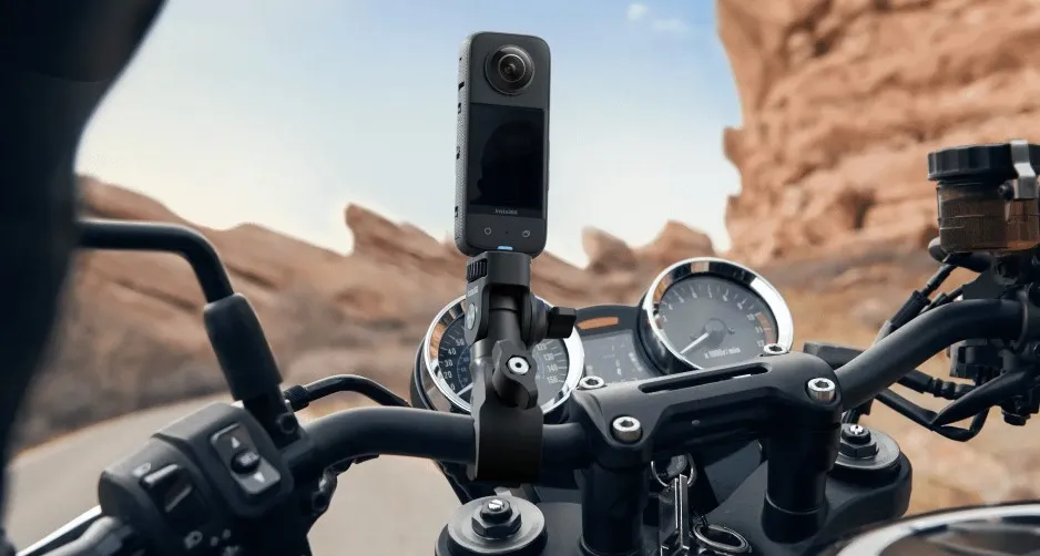 تصویر کیت موتور سواری دوربین Insta360 X4 روی موتور