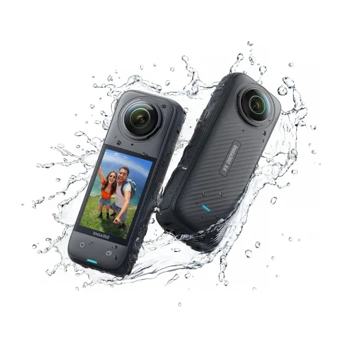 تصویر دوربین ضدآب Insta360 X4 در حال پاشیدن آب
