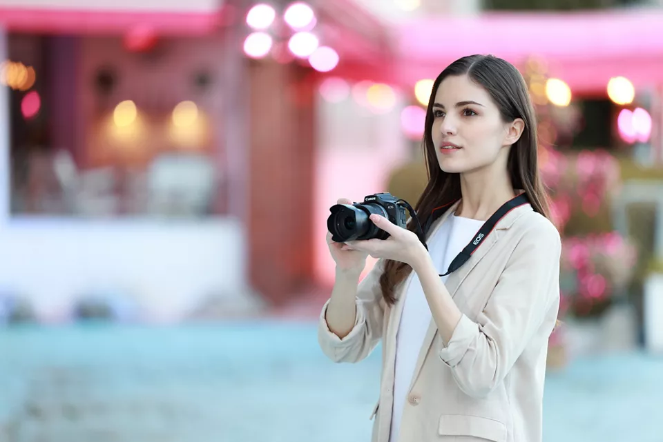 طراحی ارگونومیک و وزن سبک دوربین Canon EOS R100 - عکاسی راحت در هر شرایط