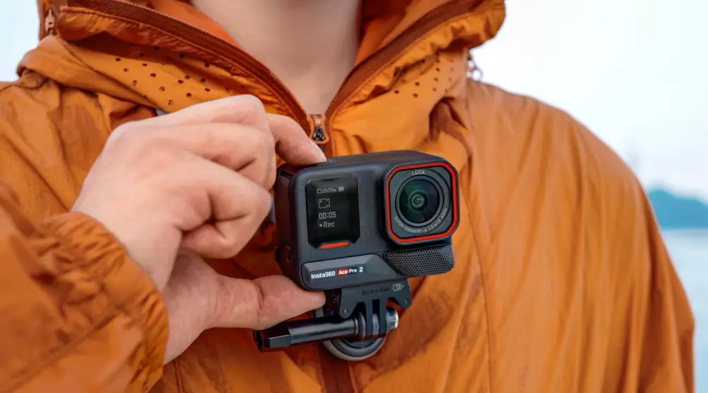 نصب Insta360 Ace Pro 2 روی لباس برای فیلمبرداری هندزفری