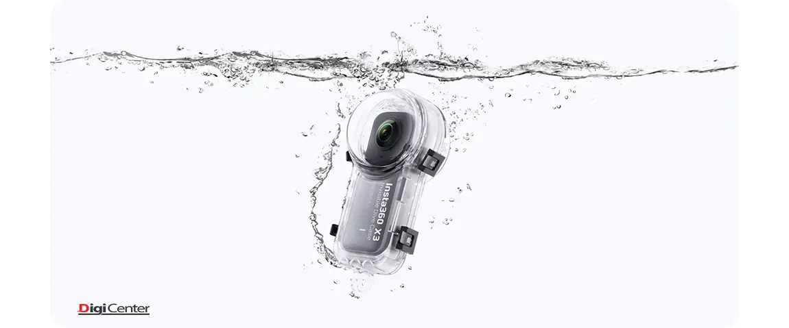 قاب ضد آب Insta360 X3 در حال معلق بودن روی آب