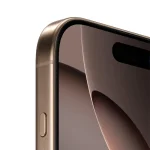 نمای نزدیک نمایشگر و Dynamic Island آیفون 16 پرو مکس طلایی