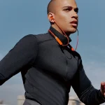 فردی در حال ورزش با هدفون Nothing CMF Neckband Pro، دارای حذف نویز ۵۰ دسی‌بل، دکمه هوشمند و طراحی مناسب برای تحرک و تمرین