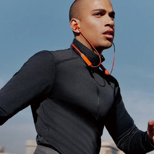 فردی در حال ورزش با هدفون Nothing CMF Neckband Pro، دارای حذف نویز ۵۰ دسی‌بل، دکمه هوشمند و طراحی مناسب برای تحرک و تمرین