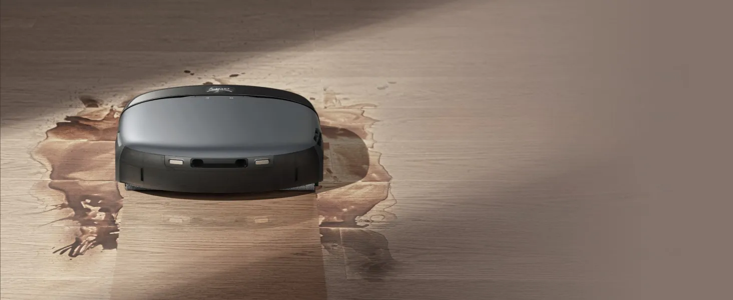 جاروبرقی رباتیک eufy Robot Vacuum Omni S1 در حال تمیز کردن مایعات ریخته شده روی کف چوبی