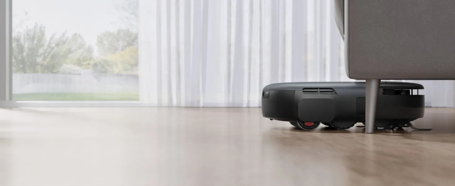 جاروبرقی رباتیک eufy Robot Vacuum Omni S1 در حال تمیز کردن زیر مبل با طراحی باریک و قابلیت دسترسی به نقاط سخت