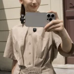 فرستنده DJI Mic Mini روی لباس شخص و گیرنده متصل به آیفون برای ضبط صدای بی‌سیم