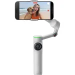 گیمبال Insta360 Flow 2 Pro از نمای روبه‌رو با موبایل در حال ردیابی
