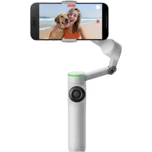 گیمبال Insta360 Flow 2 Pro از نمای روبه‌رو با موبایل در حال ردیابی
