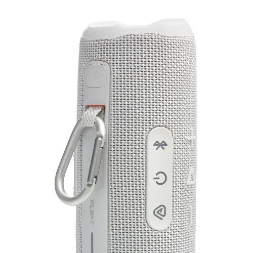 اسپیکر JBL Flip 7 سفید با بند قفل‌دار و دکمه‌ها در نمای ایستاده