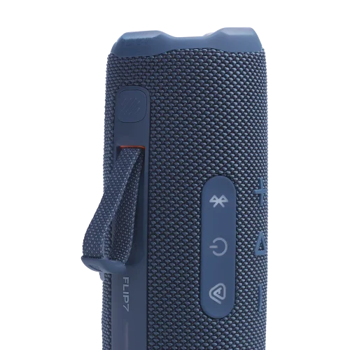 اسپیکر JBL Flip 7 سورمه‌ای در حالت ایستاده با بند و دکمه‌ها