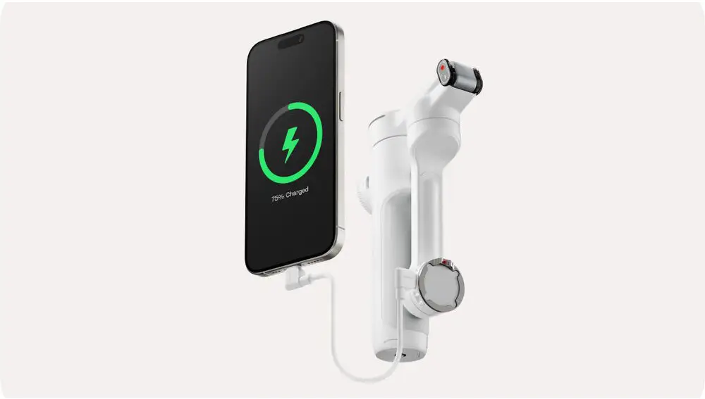 شارژ شدن گوشی هوشمند از طریق پورت USB-C گیمبال Insta360 Flow 2 Pro