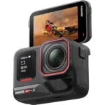 دوربین Insta360 Ace Pro 2 با نمایشگر چرخان در زاویه سه‌چهارم