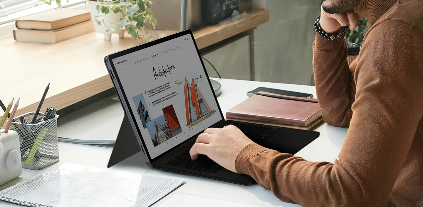  کار با تبلت سامسونگ Galaxy Tab S10 Plus به همراه کیبورد روی میز کار