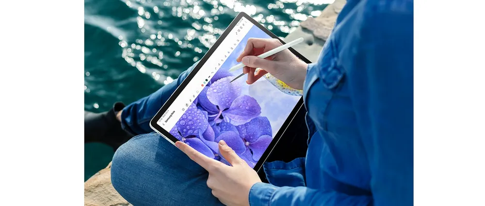 طراحی با قلم S Pen روی تبلت Galaxy Tab S9 FE در فضای باز