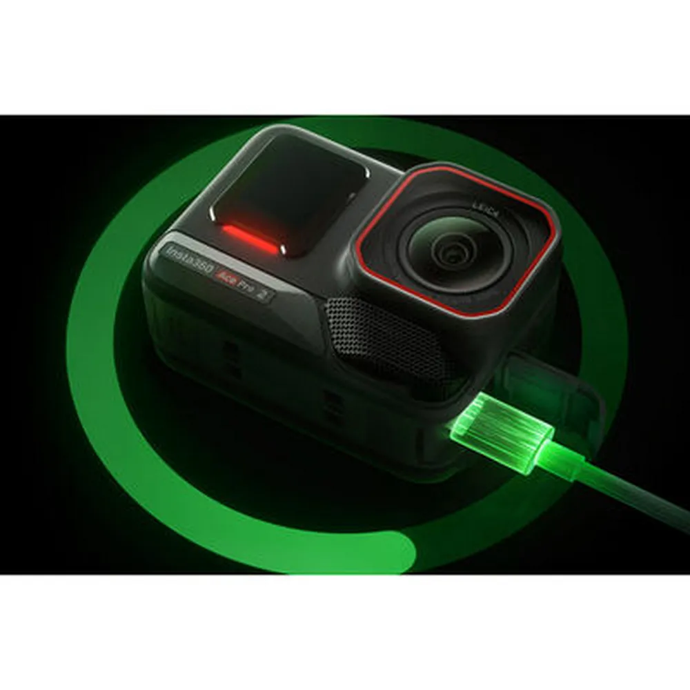 دوربین Insta360 Ace Pro 2 در حال شارژ با نور سبز