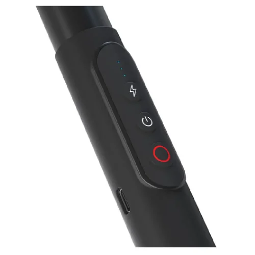 نمای نزدیک از دکمه‌های کنترل و پورت USB-C روی مونوپاد Insta360