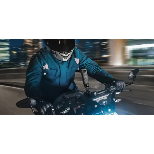 دوربین Insta360 X5 نصب‌شده روی موتورسیکلت هنگام شب