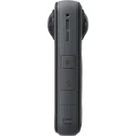 نمای جانبی دوربین Insta360 X5 با دکمه‌های کنترل