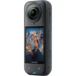 دوربین Insta360 X5 از نمای جلو و سه‌رخ با نمایشگر روشن
