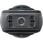 نمای پایین دوربین Insta360 X5 با محل اتصال به پایه سه‌پایه