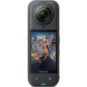 دوربین Insta360 X5 با نمایشگر روشن و تصویر سلفی