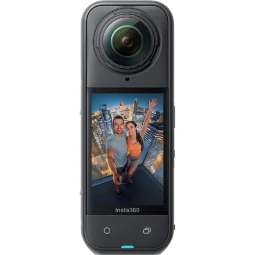 دوربین Insta360 X5 با نمایشگر روشن و تصویر سلفی