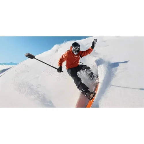 اسنوبردباز در حال ضبط ویدیو با Insta360 X5 در برف