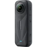نمای سه‌رخ از پشت دوربین Insta360 X5 با طراحی مشکی و لوگوی برجسته