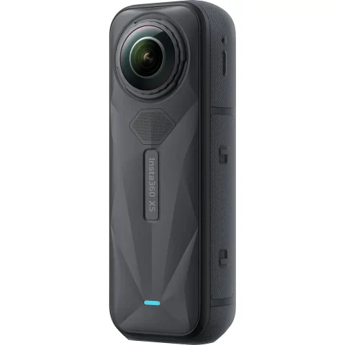 نمای سه‌رخ از پشت دوربین Insta360 X5 با طراحی مشکی و لوگوی برجسته