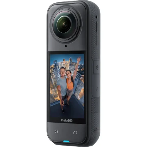 دوربین Insta360 X5 از نمای جلو و سه‌رخ با نمایشگر روشن