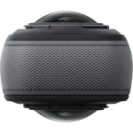 نمای نزدیک از لنزهای دوقلوی دوربین Insta360 X5