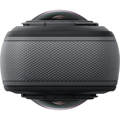 نمای نزدیک از لنزهای دوقلوی دوربین Insta360 X5