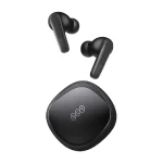 هندزفری بی‌سیم QCY T13 X مشکی با ایربادهای بیرون از کیس شارژ برای نمایش طراحی ارگونومیک