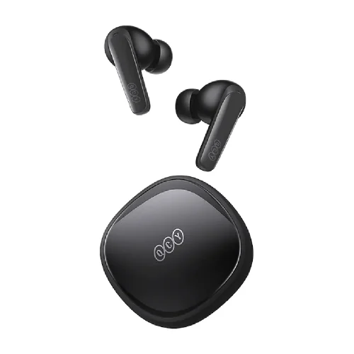 هندزفری بی‌سیم QCY T13 X مشکی با ایربادهای بیرون از کیس شارژ برای نمایش طراحی ارگونومیک