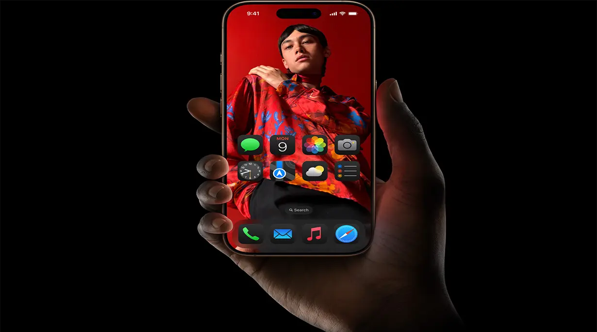 iPhone 16 Pro در دست کاربر با رابط کاربری iOS 18