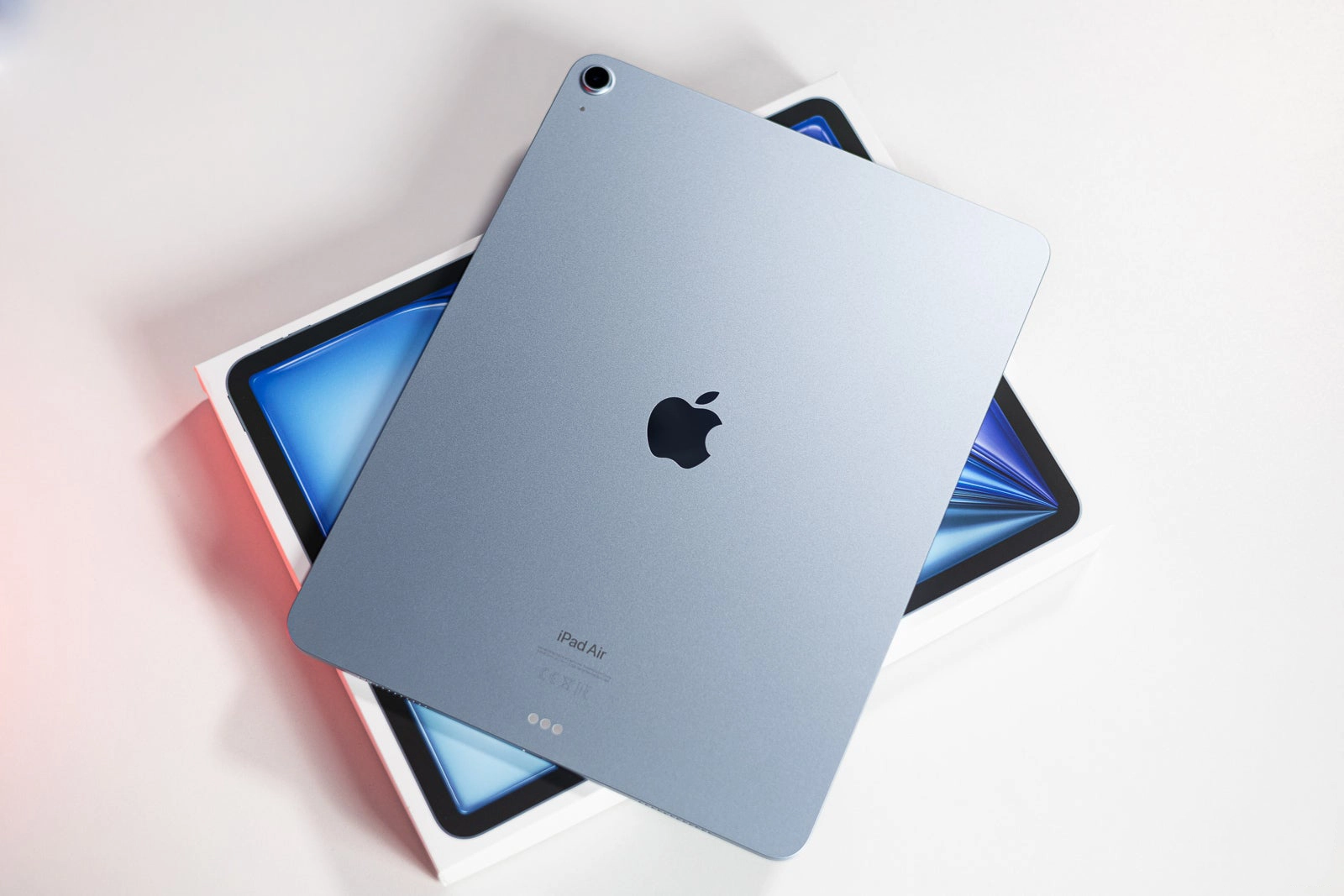 تصویر پشت تبلت اپل iPad Air 11 (2024) رنگ آبی اسپیس بلو قرارگرفته روی جعبه اصلی محصول