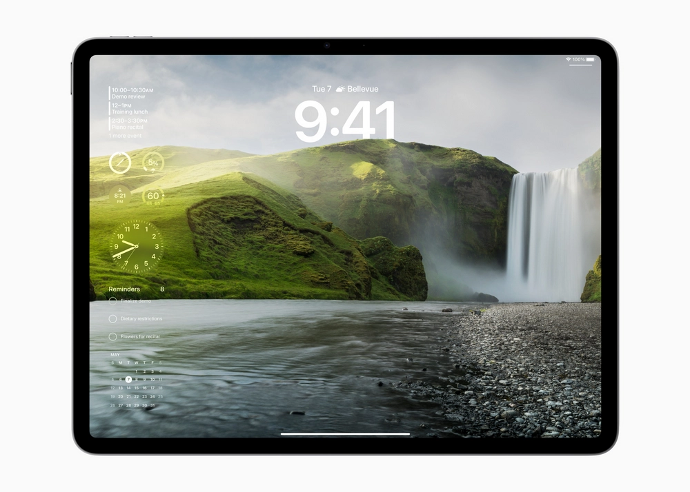 نمای نزدیک از صفحه قفل iPad Air 11 اینچی اپل مدل Wi-Fi با تراشه M3 – نمایش ویجتها، تقویم و ساعت روی تصویر پسزمینه طبیعت