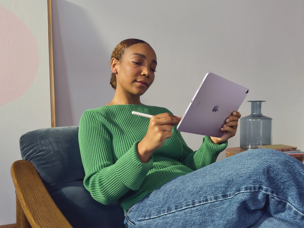 استفاده از تبلت اپل iPad Air13 اینچی مدل Wi-Fi با تراشه M2 در محیط خانگی – بههمراه قلم Apple Pencil و رنگ بنفش (Purple)