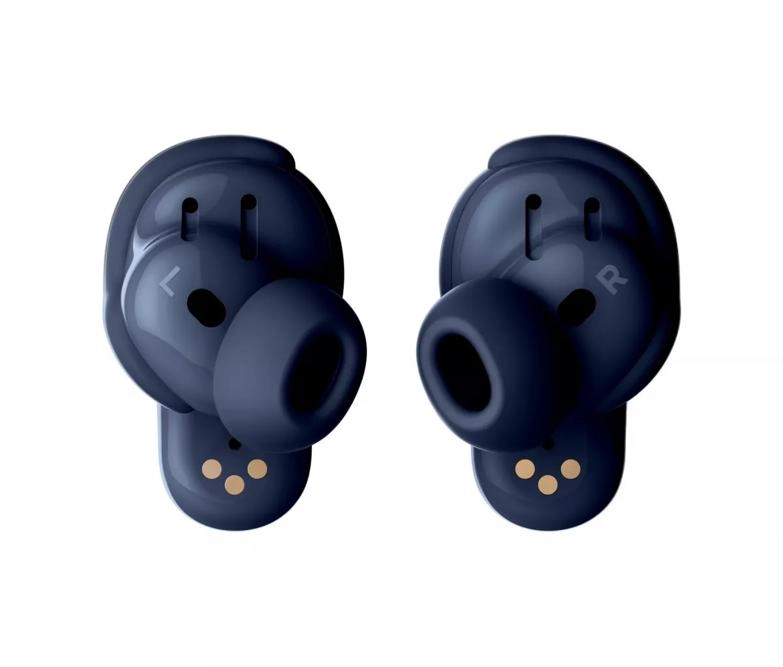 نمای نزدیک از هدفونهای بیسیم Bose QuietComfort Earbuds II در رنگ آبی تیره (Midnight Blue) با طراحی ارگونومیک و سریهای سیلیکونی.
