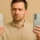 مردی بلاتکلیف در حال مقایسه‌ی Galaxy S25 با iPhone 16؛ کدام گوشی ارزش خرید بیشتری دارد؟ در دست‌های خود