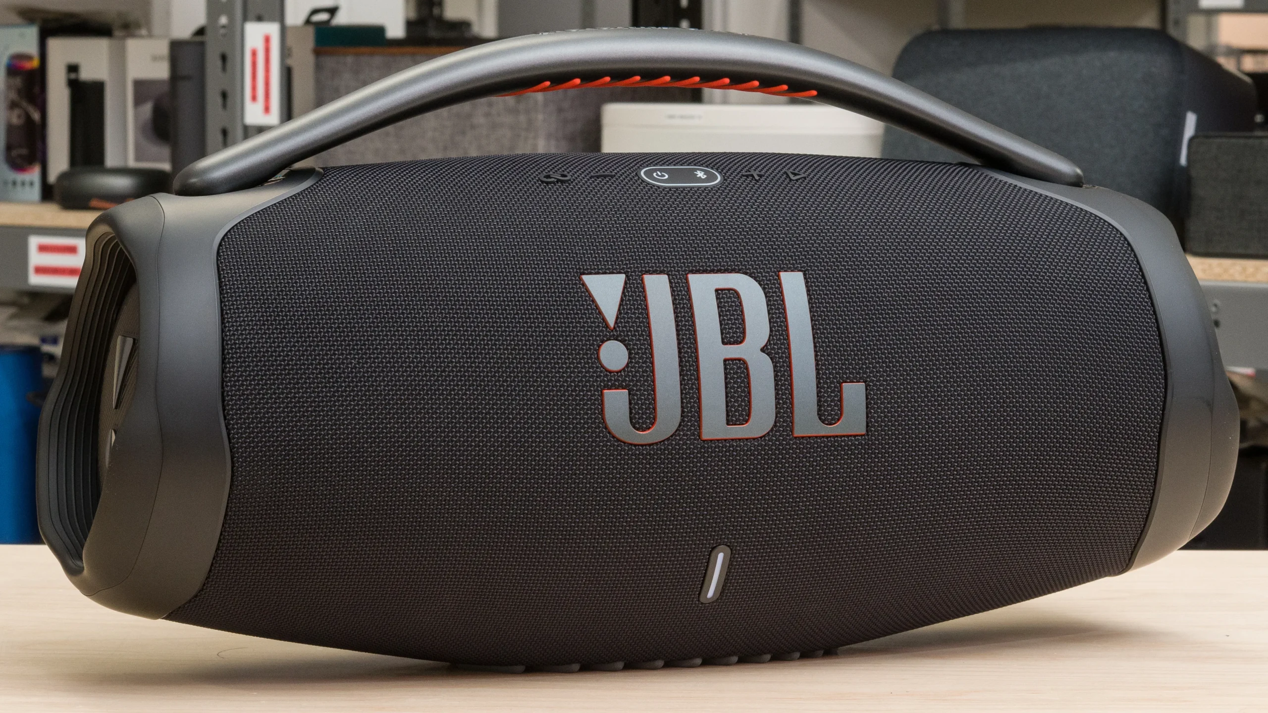 نمای نزدیک از طراحی جلویی اسپیکر JBL Boombox 3 با لوگوی بزرگ JBL و بافت پارچهای مشکی