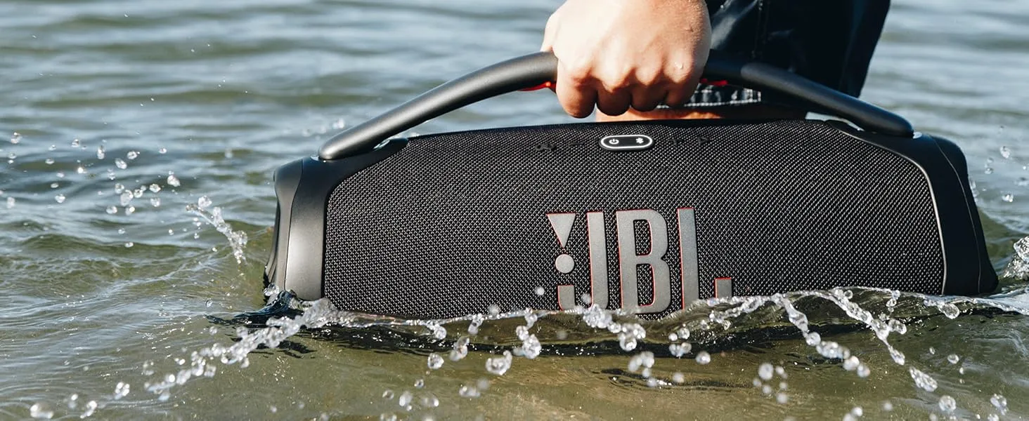 اسپیکر JBL Boombox 3 در حال استفاده در آب