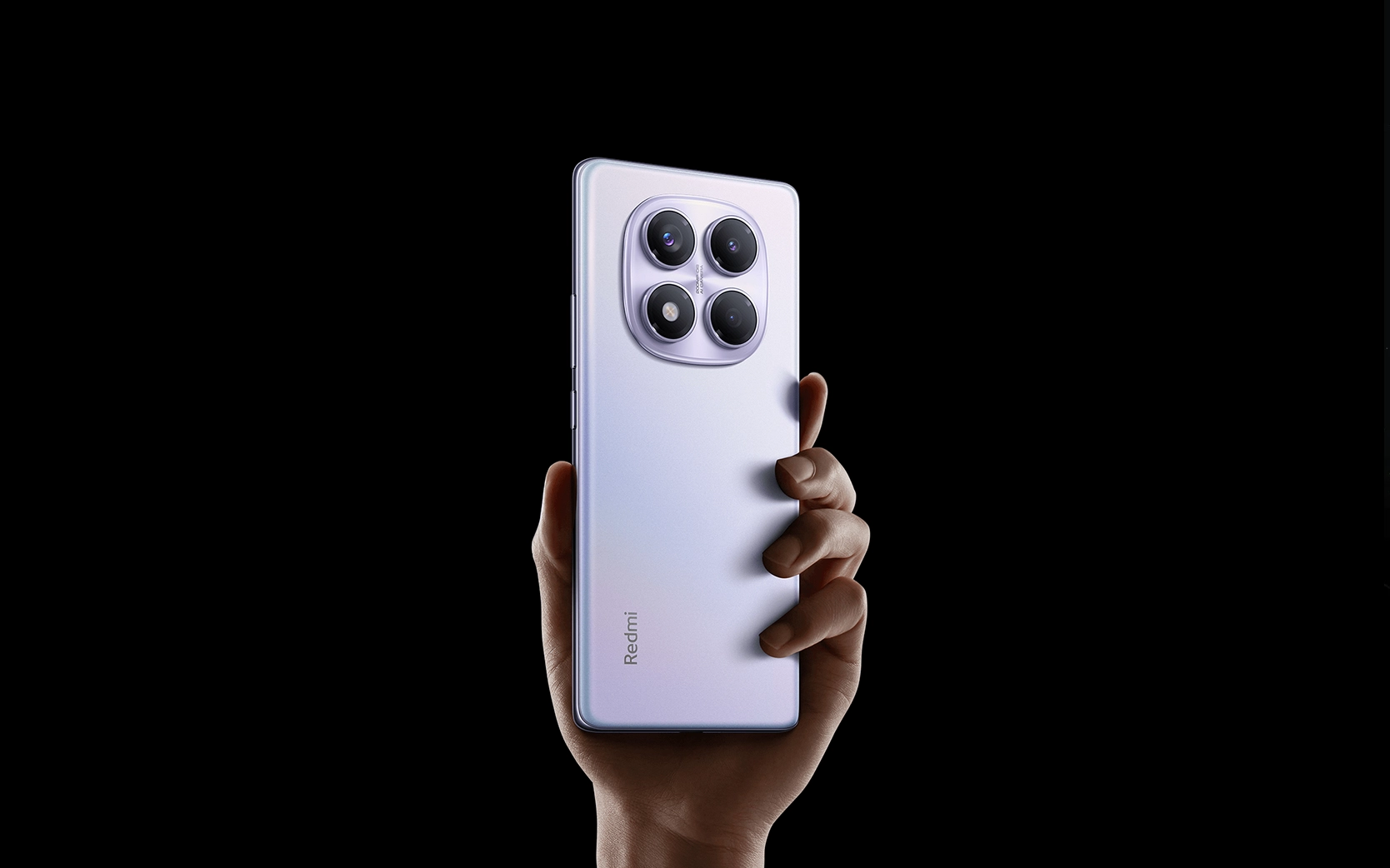 در دست گرفتن گوشی شیائومی Redmi Note 14 Pro 4G رنگ بنفش