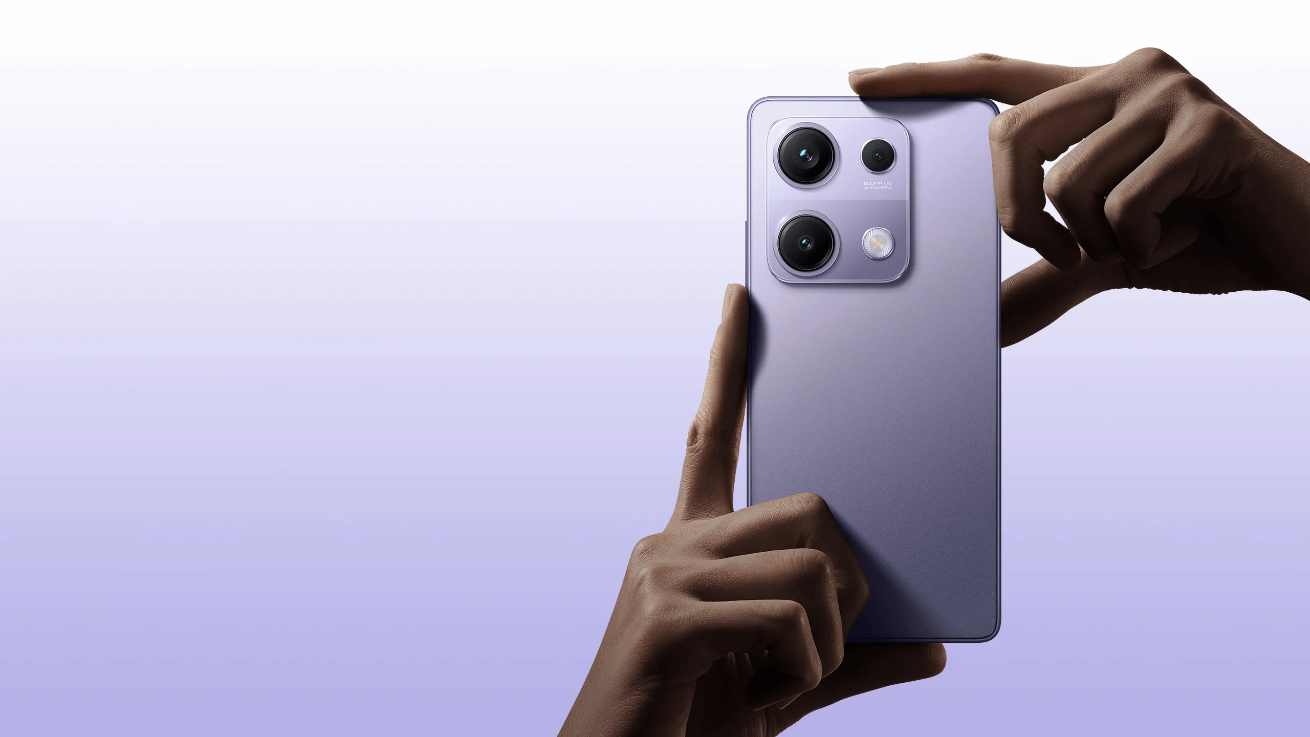 نمای پشت گوشی شیائومی Redmi Note 14s 4G بنفش با ماژول دوربین سهگانه در دست کاربر