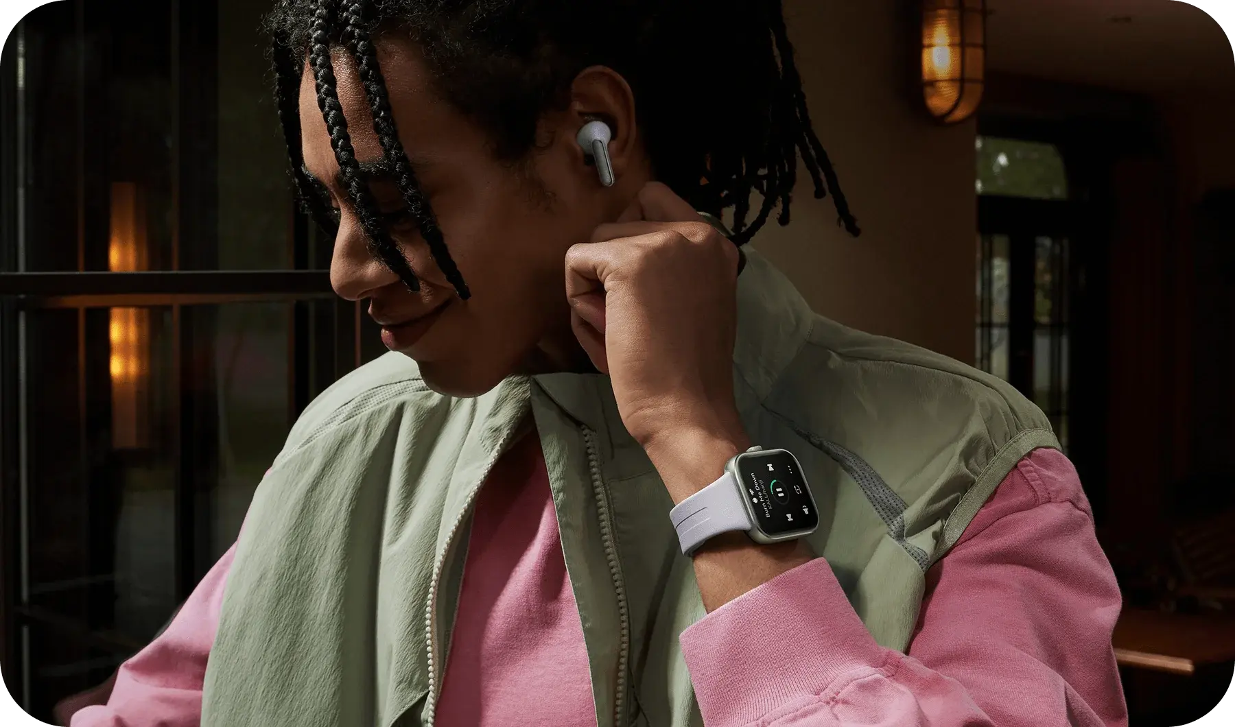  کاربر در حال گوش دادن به موسیقی از طریق هدفون بی‌سیم متصل به ساعت هوشمند Redmi Watch 5 بدون نیاز به گوشی