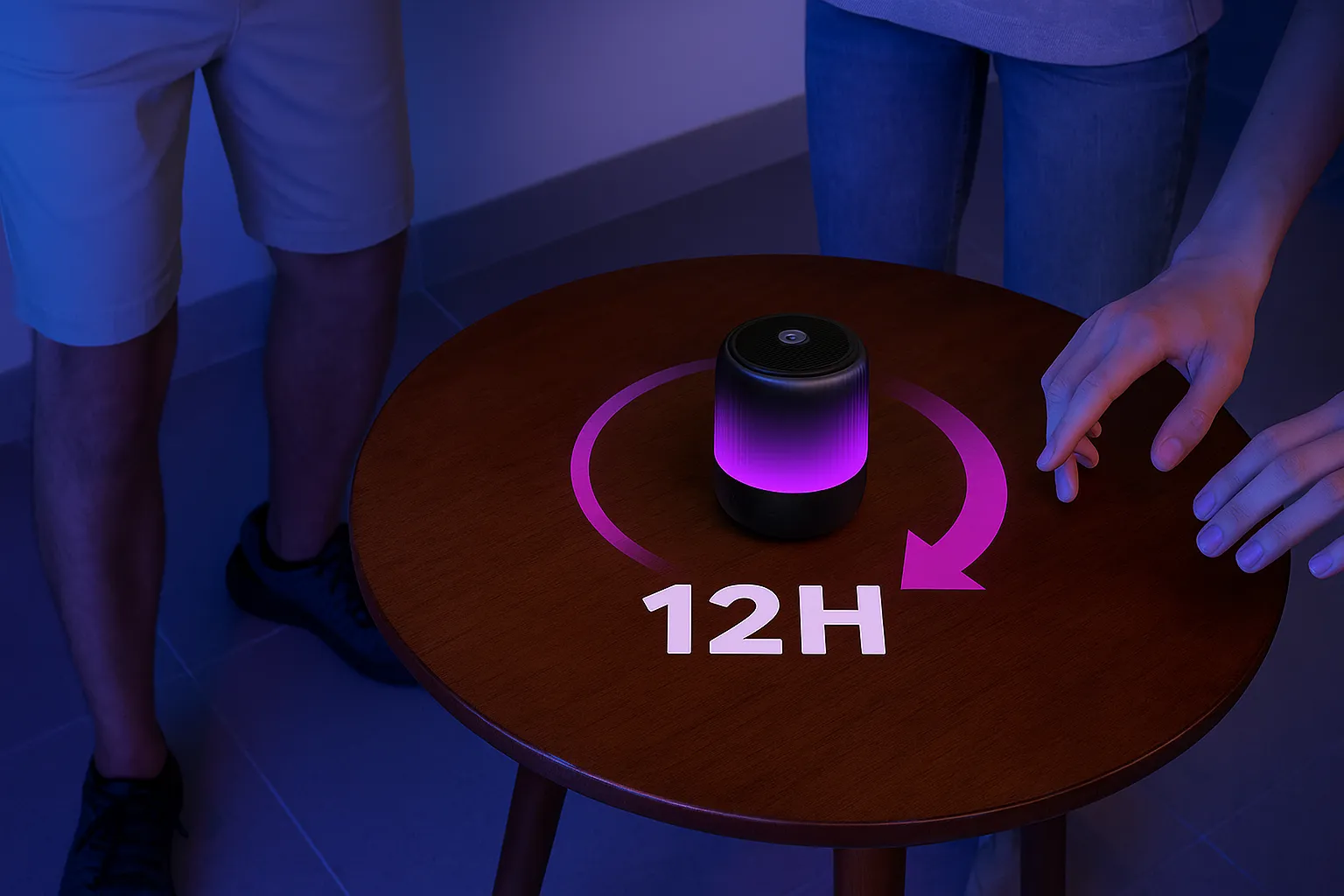 اسپیکر Soundcore Glow Mini با نور بنفش روی میز گرد چوبی با نمایش مدت زمان ۱۲ ساعته پخش