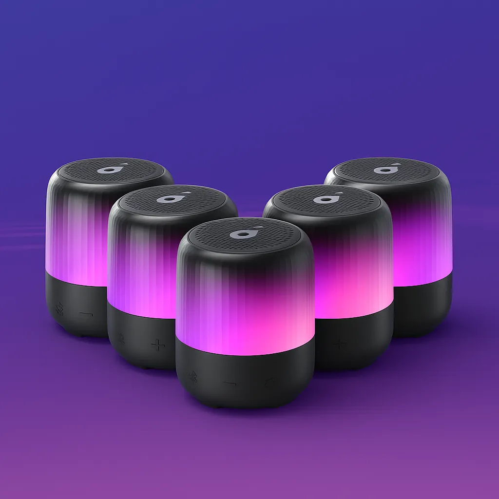 پنج اسپیکر Soundcore Glow Mini با نور بنفش-صورتی در پسزمینه بنفش